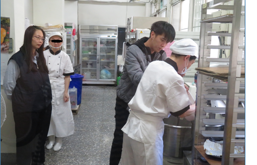 中天新聞台記者採訪烘培班土鳳梨酥製作